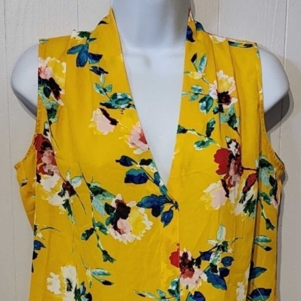Rose & Olive Sleeveless Blouse Small Yellow‎ Floral VNeck Lightweight A17